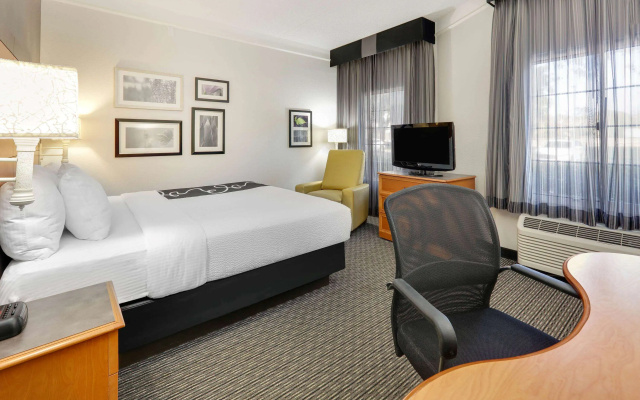 photo 4 of La Quinta Inn & Suites by Wyndham Dallas - Addison Galleria