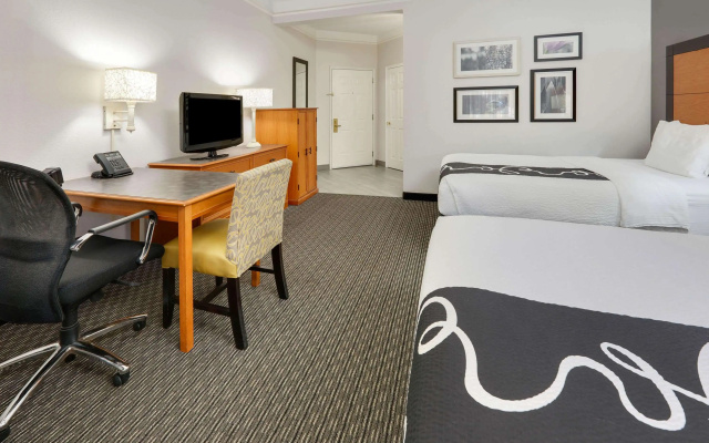 photo 5 of La Quinta Inn & Suites by Wyndham Dallas - Addison Galleria