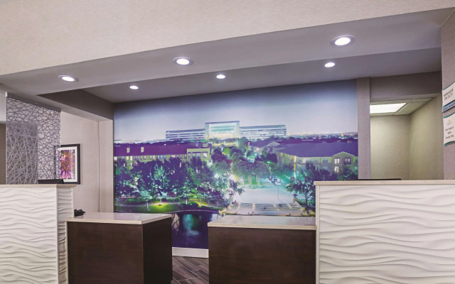 photo 2 of La Quinta Inn & Suites by Wyndham Dallas Plano West