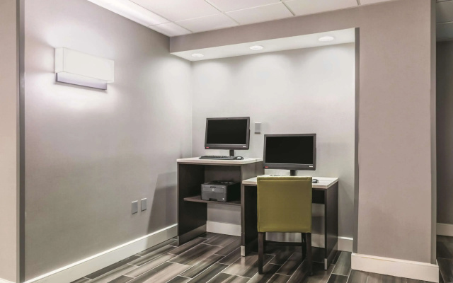 photo 3 of La Quinta Inn & Suites by Wyndham Dallas Plano West
