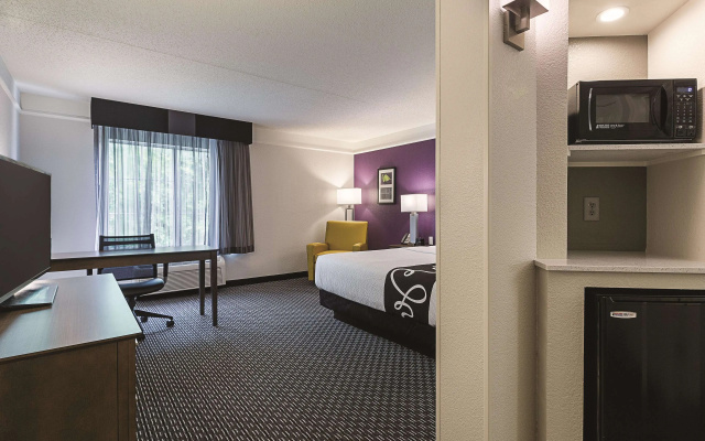 photo 4 of La Quinta Inn & Suites by Wyndham Dallas Plano West