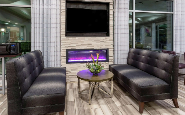 photo 2 of La Quinta Inn & Suites by Wyndham Denver Boulder-Louisville