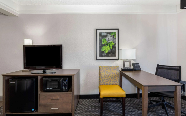 photo 4 of La Quinta Inn & Suites by Wyndham Denver Boulder-Louisville