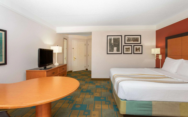photo 2 of La Quinta Inn & Suites by Wyndham Denver Southwest Lakewood