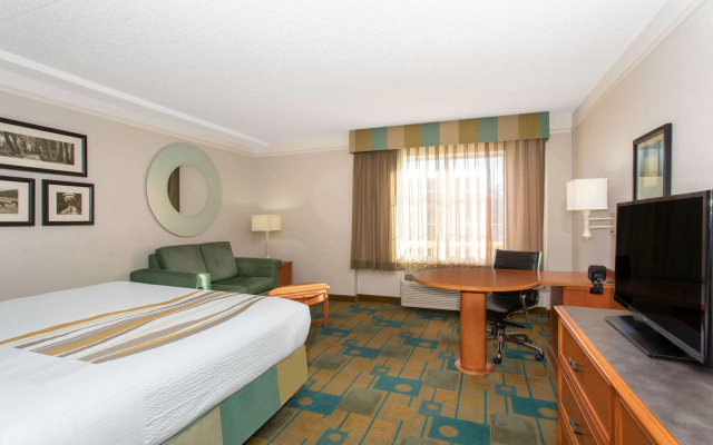 photo 3 of La Quinta Inn & Suites by Wyndham Denver Southwest Lakewood