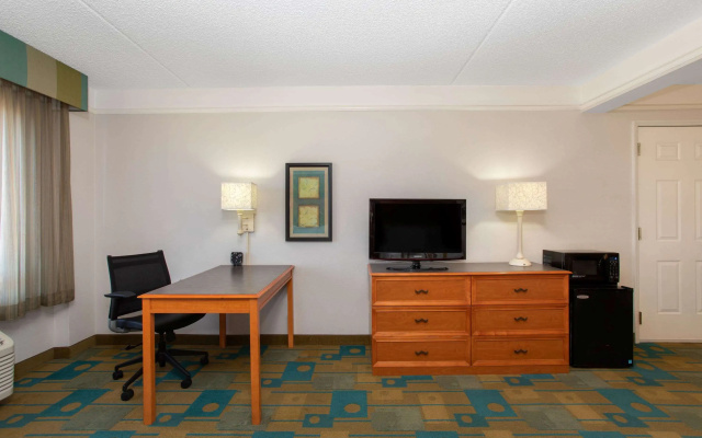 photo 4 of La Quinta Inn & Suites by Wyndham Denver Southwest Lakewood