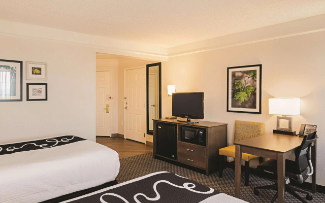 photo 4 of La Quinta Inn & Suites by Wyndham Denver Tech Center