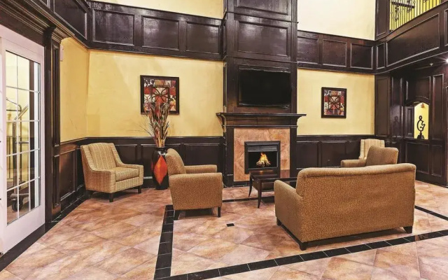 photo 2 of La Quinta Inn & Suites By Wyndham Dfw Airport West - Bedford
