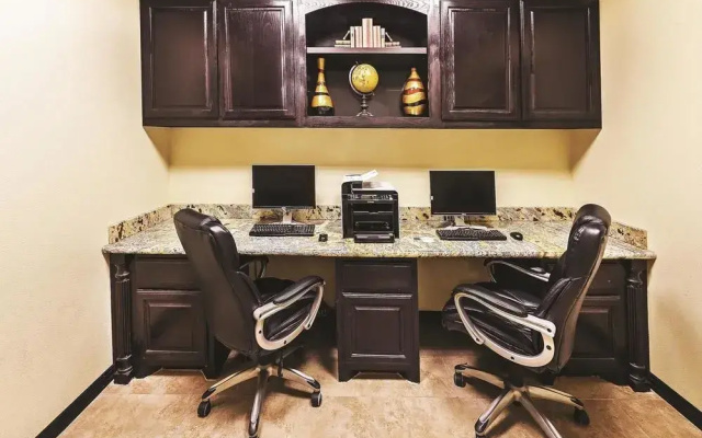 photo 3 of La Quinta Inn & Suites By Wyndham Dfw Airport West - Bedford