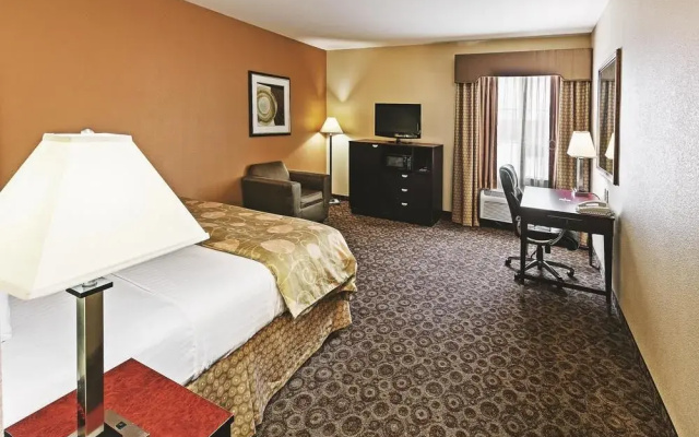 photo 5 of La Quinta Inn & Suites By Wyndham Dfw Airport West - Bedford