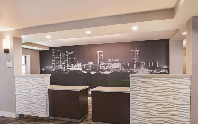 photo 2 of La Quinta Inn & Suites by Wyndham Fort Worth North