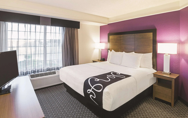 photo 4 of La Quinta Inn & Suites by Wyndham Fort Worth North