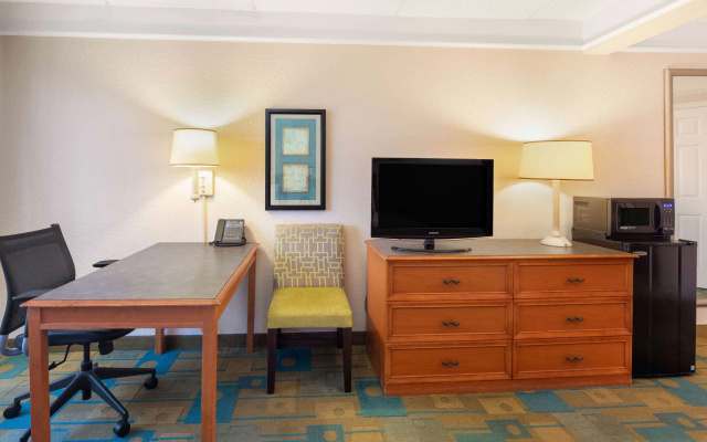 photo 3 of La Quinta Inn & Suites by Wyndham Ft. Lauderdale Plantation