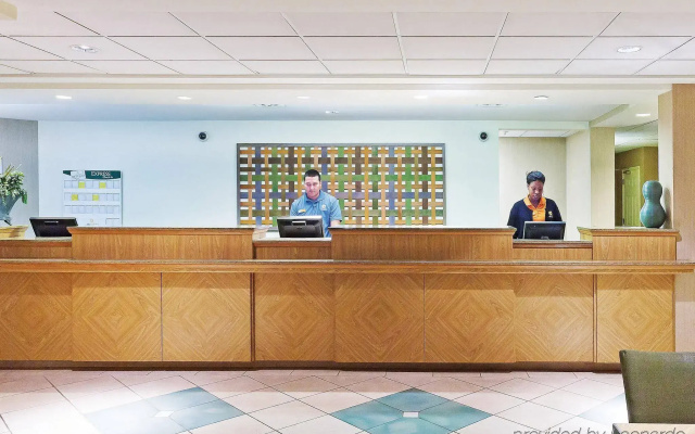 photo 2 of La Quinta Inn & Suites by Wyndham Houston Galleria Area