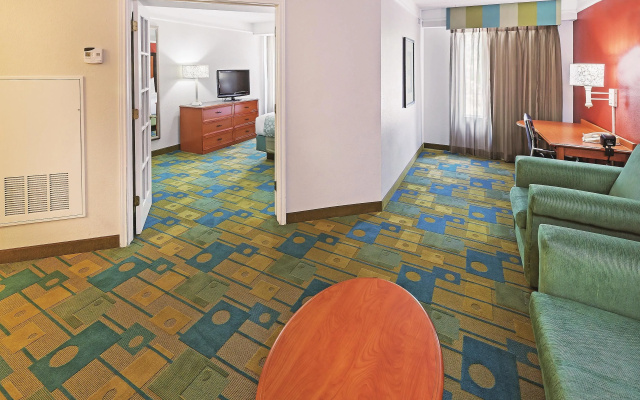 photo 4 of La Quinta Inn & Suites by Wyndham Houston Galleria Area