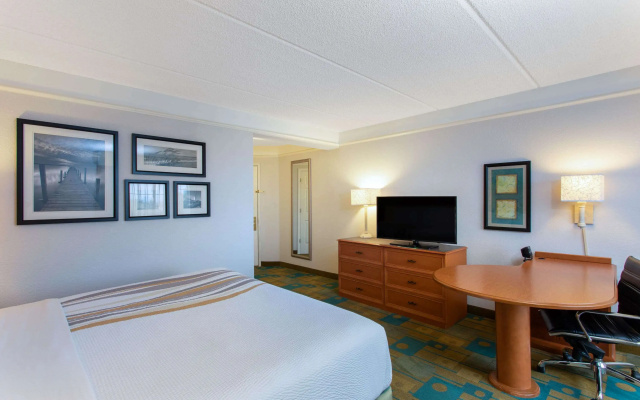 photo 3 of La Quinta Inn & Suites by Wyndham Jacksonville Butler Blvd