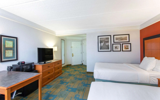 photo 4 of La Quinta Inn & Suites by Wyndham Jacksonville Butler Blvd