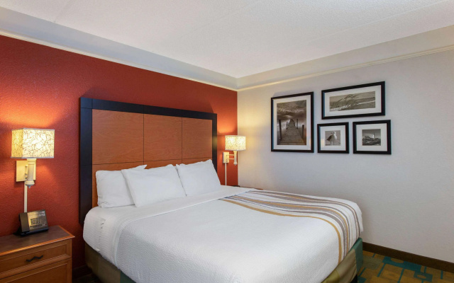 photo 5 of La Quinta Inn & Suites by Wyndham Jacksonville Butler Blvd
