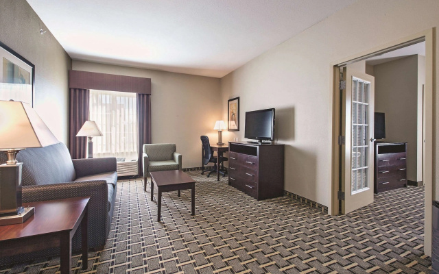 photo 3 of La Quinta Inn And Suites Lancaster
