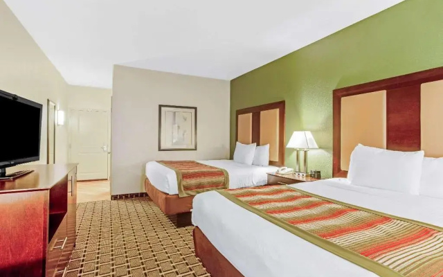 photo 5 of La Quinta Inn And Suites Lancaster
