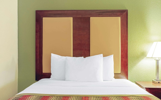 photo 4 of La Quinta Inn & Suites by Wyndham Lancaster