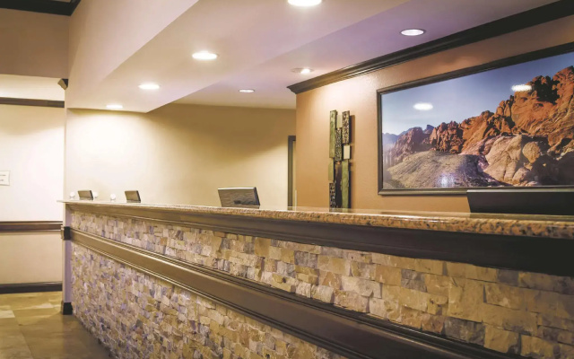 photo 2 of LA QUINTA INN &amp; SUITES BY WYNDHAM LAS VEGAS AIRPORT SOUTH