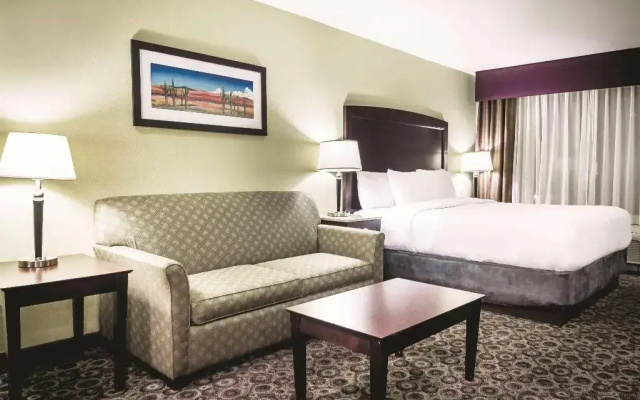 photo 4 of LA QUINTA INN &amp; SUITES BY WYNDHAM LAS VEGAS AIRPORT SOUTH
