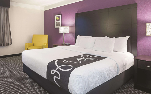 photo 2 of La Quinta Inn & Suites by Wyndham Las Vegas Summerlin Tech