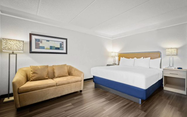 photo 5 of La Quinta Inn & Suites by Wyndham Miami Airport West