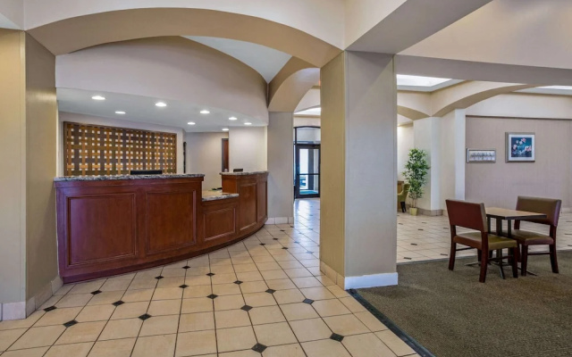 photo 2 of La Quinta Inn & Suites New Haven