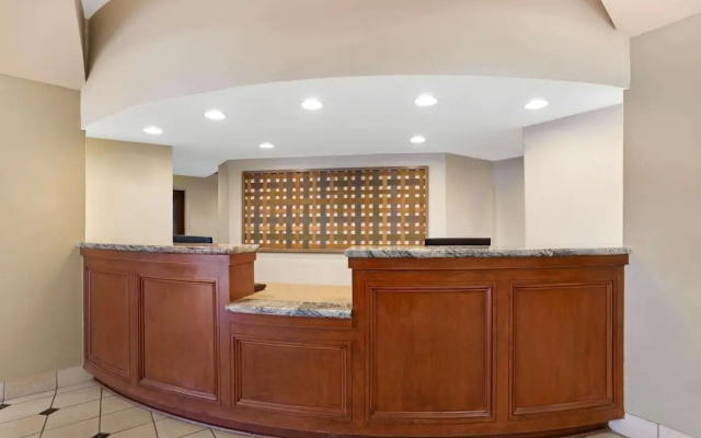 photo 3 of La Quinta Inn & Suites New Haven