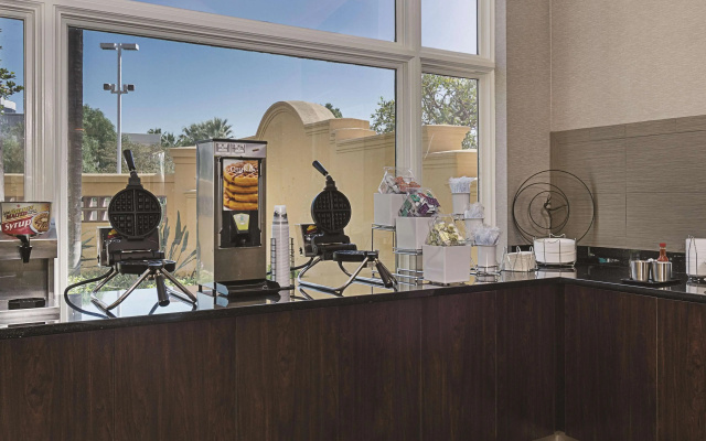 photo 2 of La Quinta Inn & Suites by Wyndham Ontario Airport