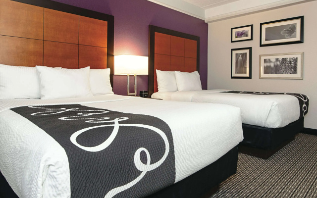 photo 4 of La Quinta Inn & Suites by Wyndham Ontario Airport