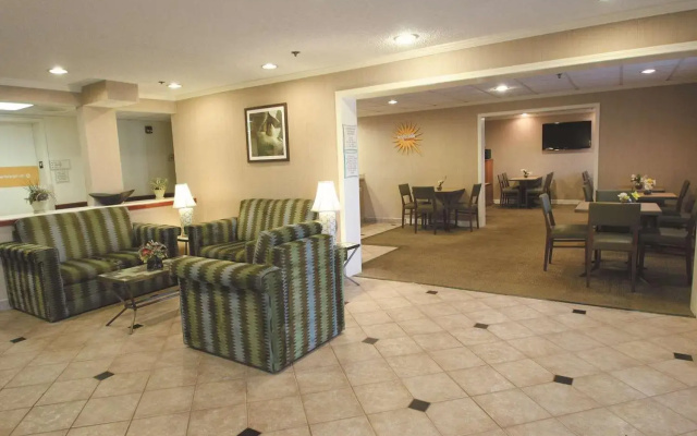 photo 3 of La Quinta Inn And Suites Orlando South