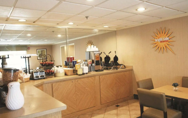 photo 5 of La Quinta Inn And Suites Orlando South