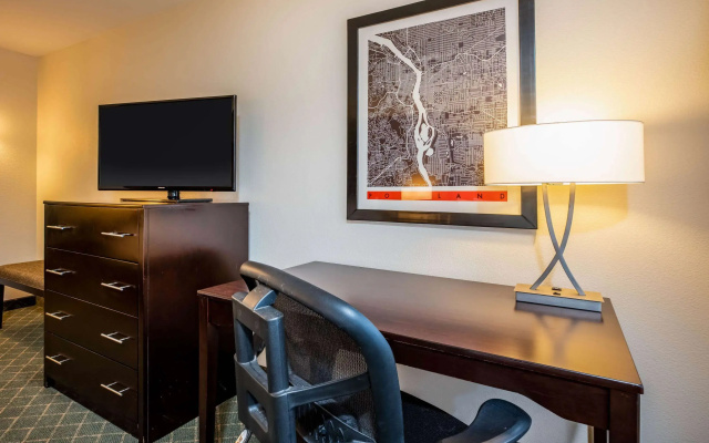 photo 3 of La Quinta Inn & Suites by Wyndham Portland Airport