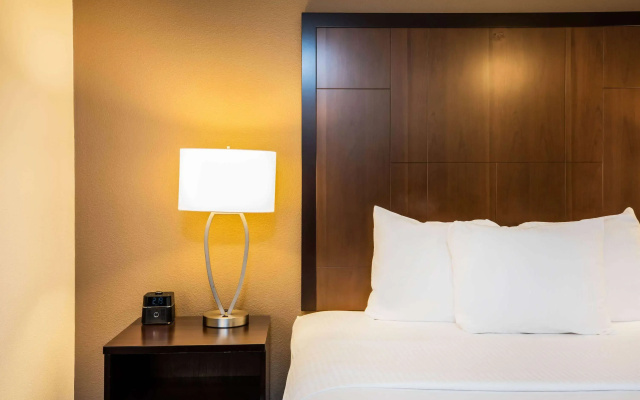 photo 4 of La Quinta Inn & Suites by Wyndham Portland Airport