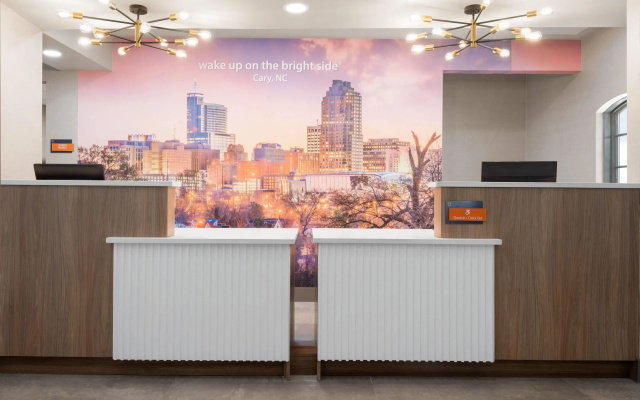 photo 2 of La Quinta Inn & Suites by Wyndham Raleigh Cary