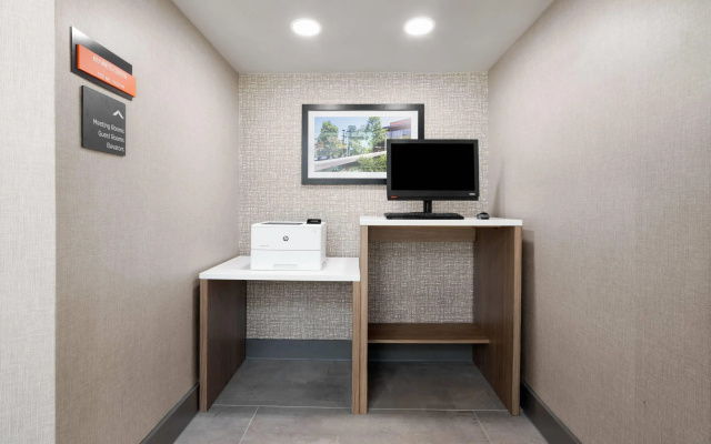 photo 4 of La Quinta Inn & Suites by Wyndham Raleigh Cary