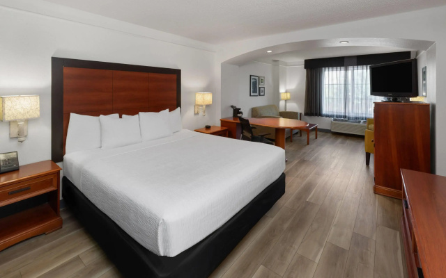 photo 3 of La Quinta Inn & Suites by Wyndham San Antonio Airport