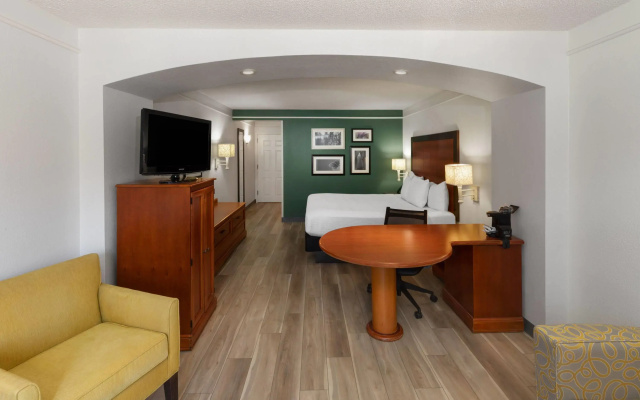 photo 5 of La Quinta Inn & Suites by Wyndham San Antonio Airport