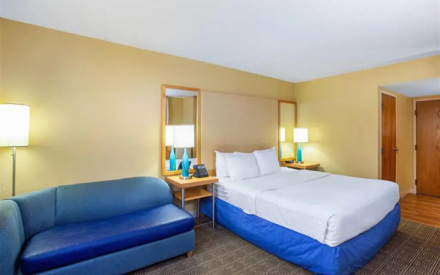 photo 3 of La Quinta Inn And Suites Sarasota