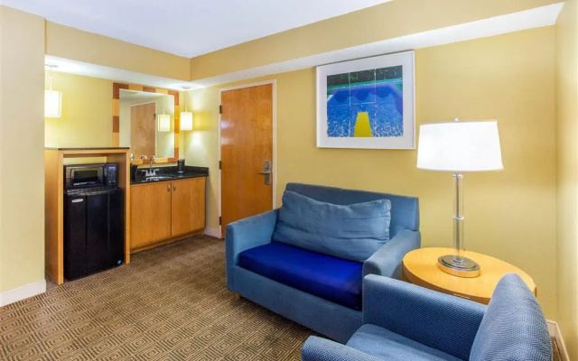 photo 4 of La Quinta Inn And Suites Sarasota