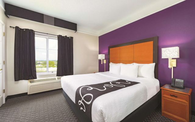 photo 2 of La Quinta Inn & Suites by Wyndham St. Louis Westport