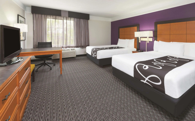 photo 4 of La Quinta Inn & Suites by Wyndham St. Louis Westport