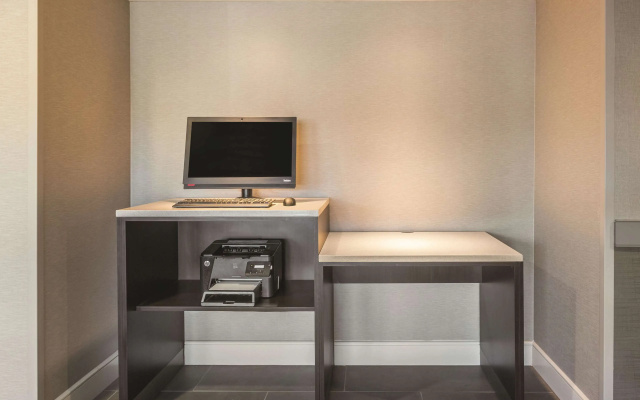 photo 4 of La Quinta Inn & Suites by Wyndham Atlanta Midtown - Buckhead
