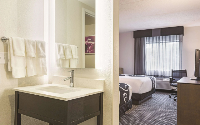 photo 3 of La Quinta Inn & Suites by Wyndham Baltimore BWI Airport