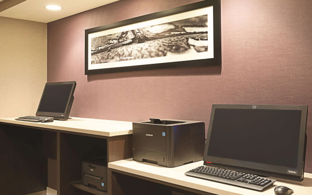 photo 4 of La Quinta Inn & Suites by Wyndham Baltimore BWI Airport