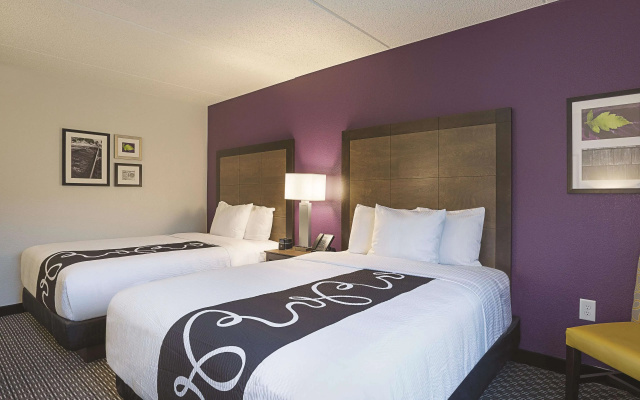 photo 5 of La Quinta Inn & Suites by Wyndham Baltimore BWI Airport