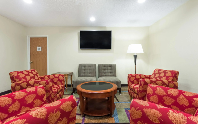 photo 4 of Days Inn & Suites by Wyndham Bloomington/Normal IL